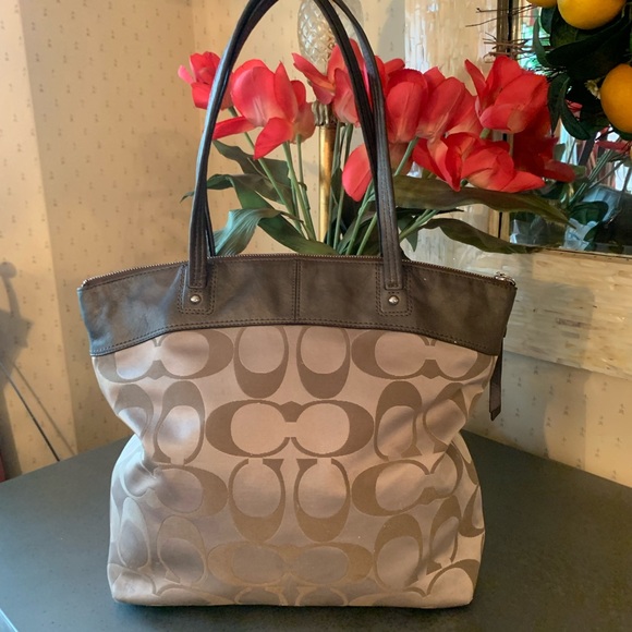 Coach, Signature VINTAGE cloth TOTE, Large C pattern, Taupe colored leather. - Picture 4 of 9